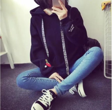 Девушка в толстовке