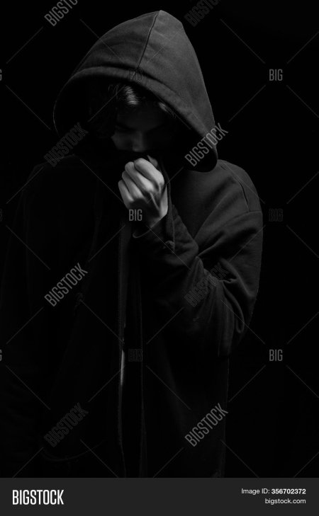 Парень прикрывает лицо