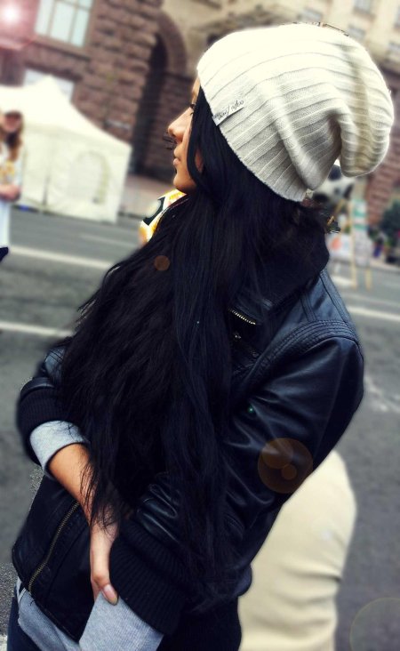 Брюнетка в шапке