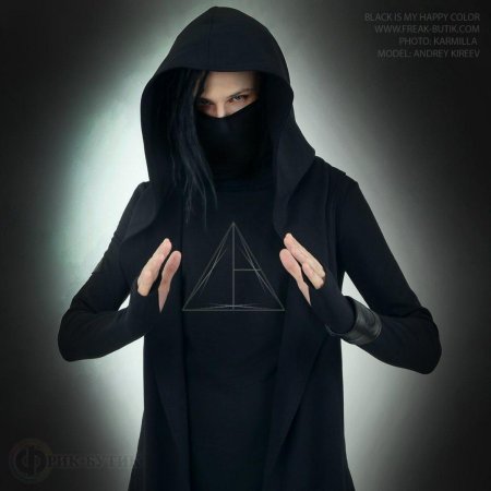 Парень в черном плаще с капюшоном