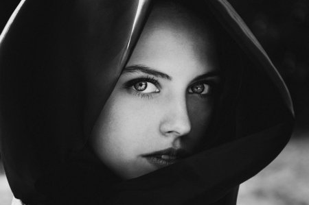 Девушка в капюшоне