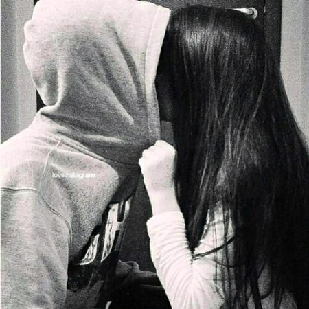 Девушка брюнетка с парнем