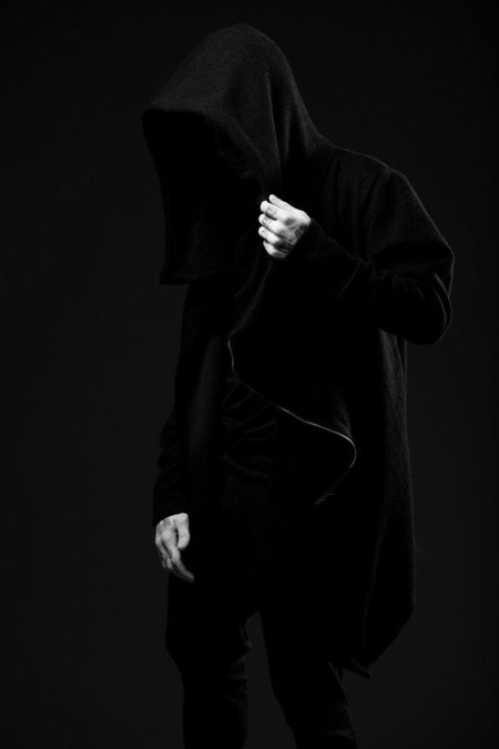 Парень в черном капюшоне