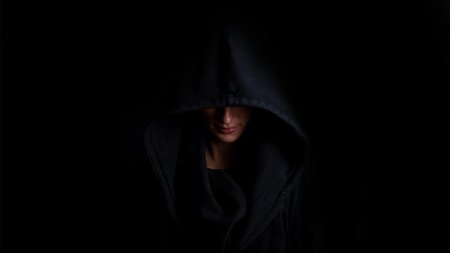 Девушка в капюшоне