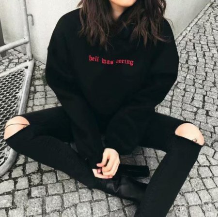 Девушка в черной толстовке