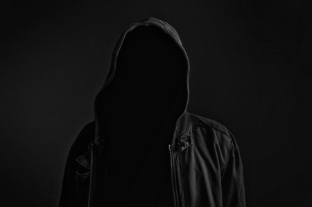 Человек в капюшоне без лица