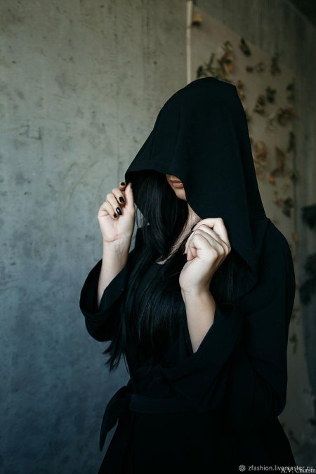 Девушка в черном капюшоне