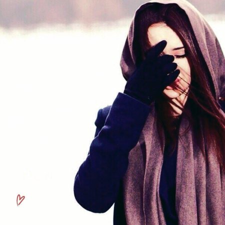 Девушка в капюшоне