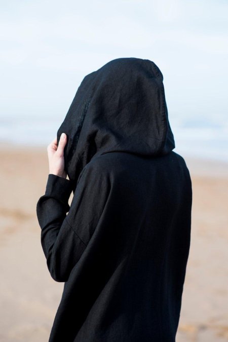 Платье с капюшоном черное