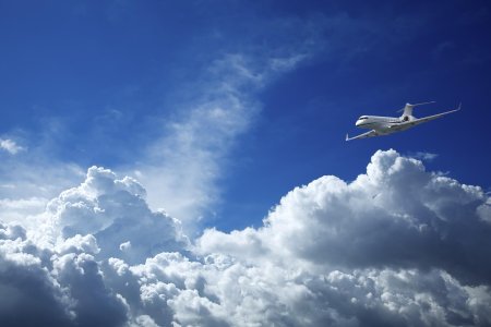 Пассажирский самолёт в голубом небе