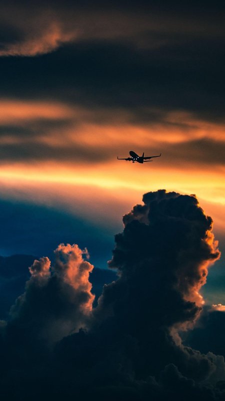 Самолет на закате