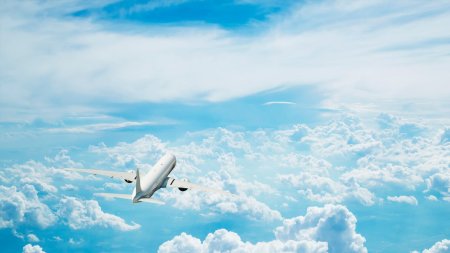 Самолет над облаками