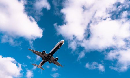 Самолет на фоне неба