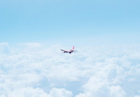 Летящий самолет в небе