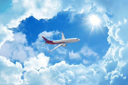 Летящий самолет в небе