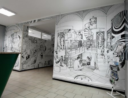 Графика на стене в интерьере