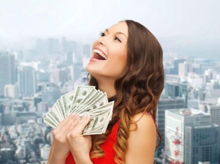 Радостная девушка с деньгами