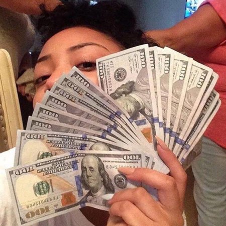 Деньги в руках доллары