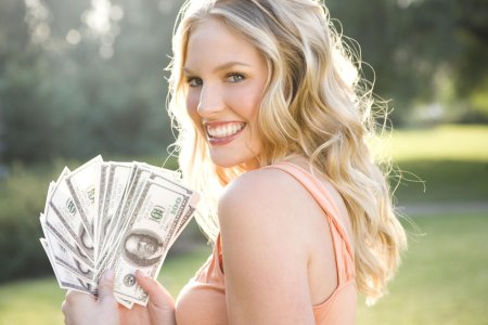 Девушка с долларами