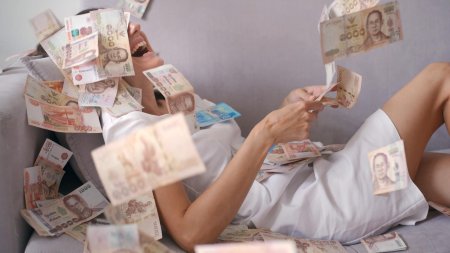 Девушка в деньгах