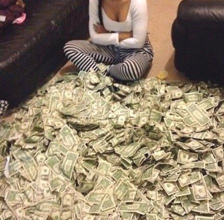 Девушка с кучей денег