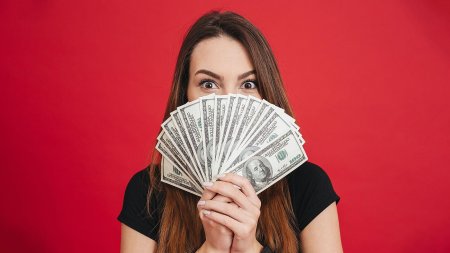 Девушка с деньгами