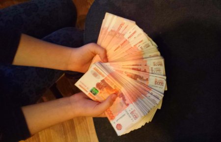 Пачка денег в руках