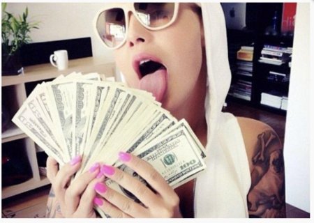 Девушка с деньгами