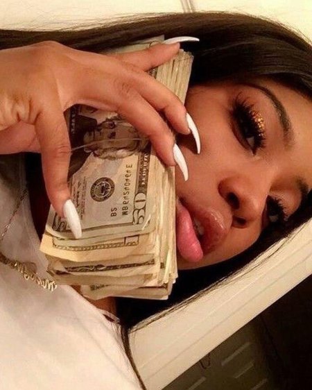 Красивая девушка с деньгами