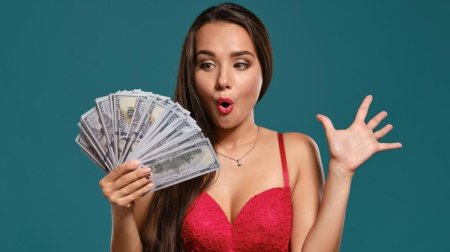 Девушка с деньгами