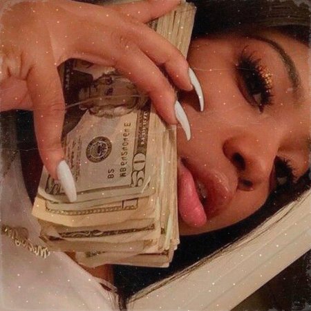 Девушка с долларами