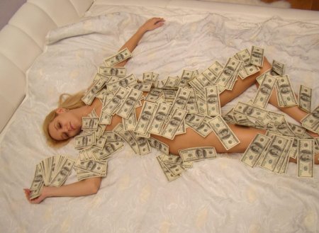 Женщина в деньгах