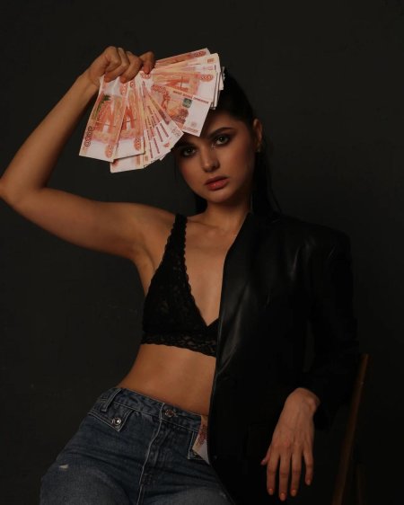 Девушки с деньгами