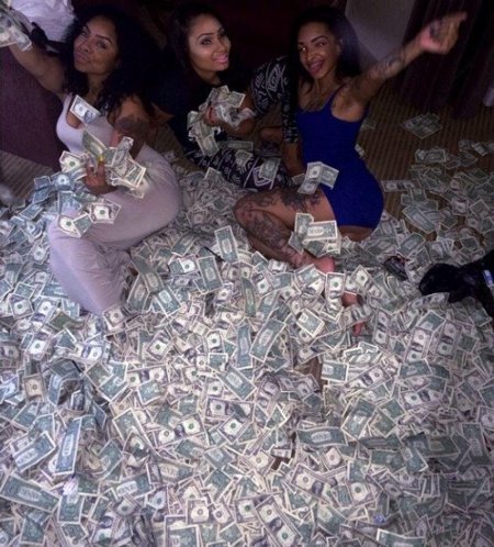 Девушка с кучей денег