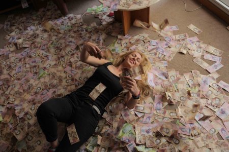 Девушка купается в деньгах