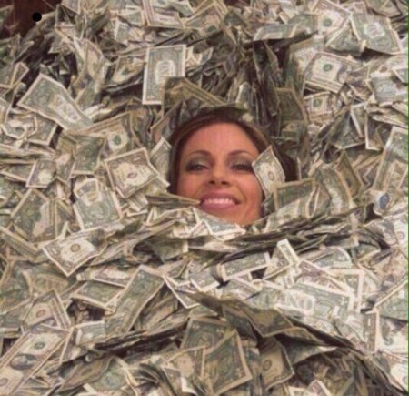 Женщина купается в деньгах
