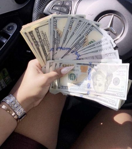 Деньги в руках доллары