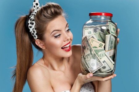 Девушка с деньгами
