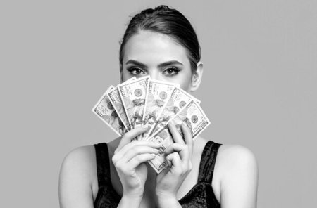 Девушка дает деньги