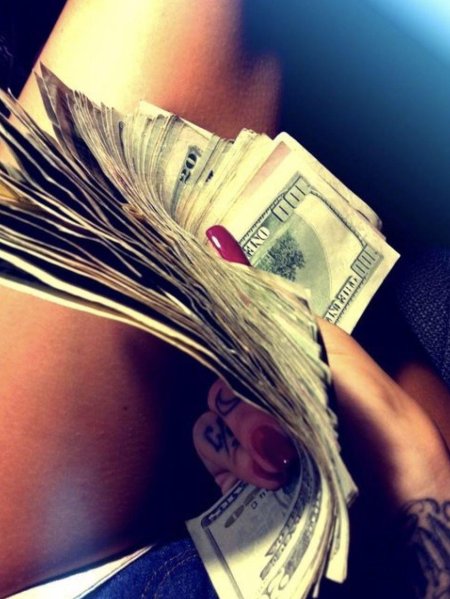 Доллары в руках