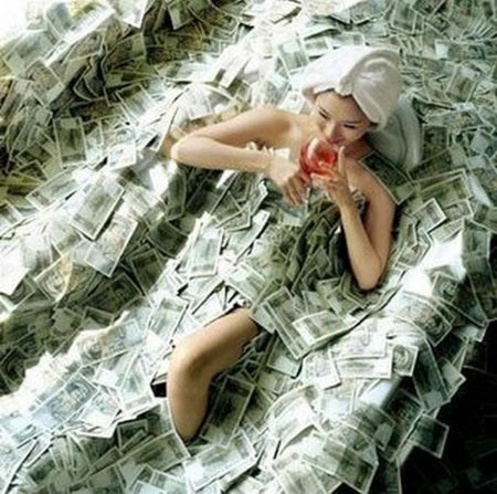 Девушка купается в деньгах