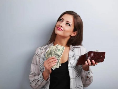 Деньги в кошельке руках девушки