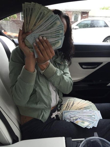 Деньги в руках девушки