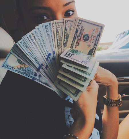 Красивая девушка с деньгами