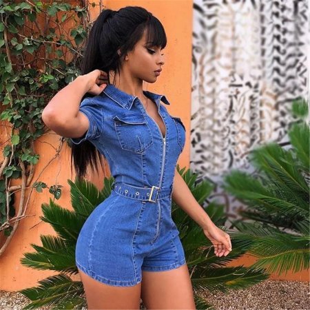 Девушки в комбинезонах