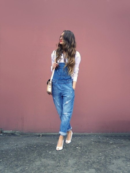 Девушка в джинсовом комбинезоне
