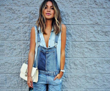 Британи элизабет в джинсовом комбинезоне