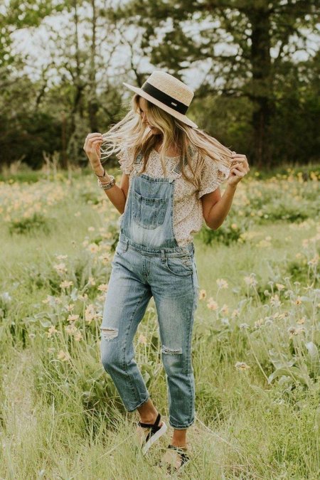 Девушка в комбинезоне