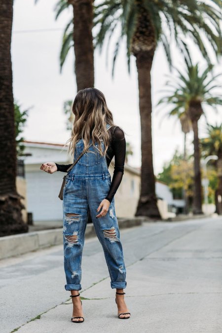 Модные джинсовые комбинезоны