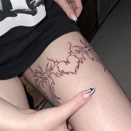 Тату на бедра